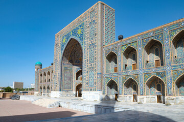 Fototapeta na wymiar At the ancient Tilla-Kari Madrasah (1660) on a sunny day. Registan Square. Samarkand, Uzbekistan