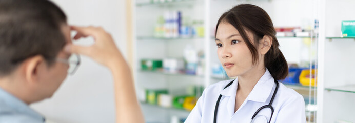 Obraz premium Specialist pharmacists provide advice and assistance to patients who come into the pharmacy or clinic, Prescribe medication as prescribed by a doctor, Service and assistance to patients, Pharmacy.