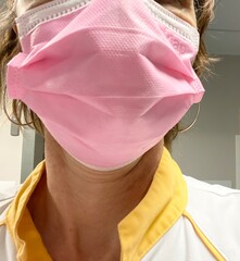 Octobre rose, masque en soutien au dépistage du cancer du sein  - obrazy, fototapety, plakaty