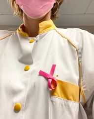 Ruban rose et masque rose pour la lutte contre le cancer du sein en octobre  - 536482599