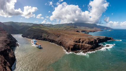 Vue panoramique du cargot mixte Aranui dans l'ile de UA HUKA dans l'archipel des marquises en...