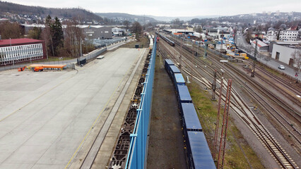 Fototapeta na wymiar Container werden an Umschlagterminal auf Bahn verladen (Kreuztal/NRW)