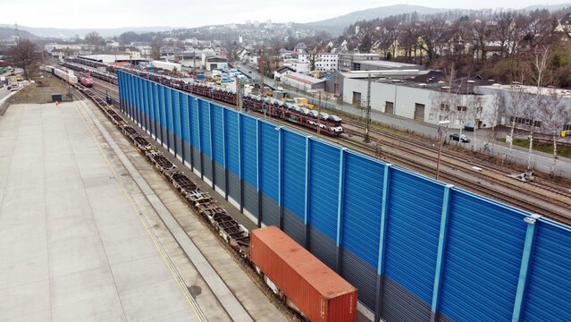 Container werden an Umschlagterminal auf Bahn verladen (Kreuztal/NRW)