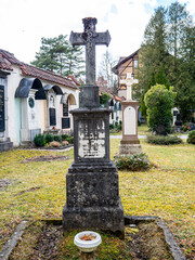 Ein alter Grabstein aus dem 19. Jahrhundert. Die Schrift ist nicht mehr zu erkennen.
