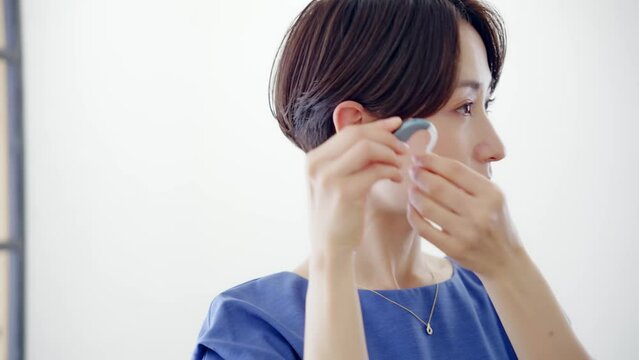 補聴器を装着する女性