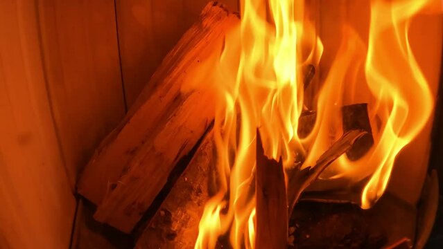 ein wenige Holz brennt in einem Kamin