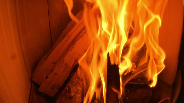 ein wenige Holz brennt in einem Kamin in Slow Motion