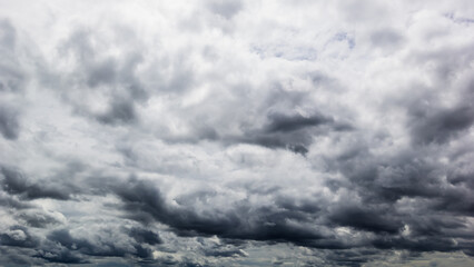Obraz premium The dark sky with heavy clouds converging and a violent storm before the rain.Bad or moody weather sky and environment. carbon dioxide emissions, greenhouse effect, global warming, climate change