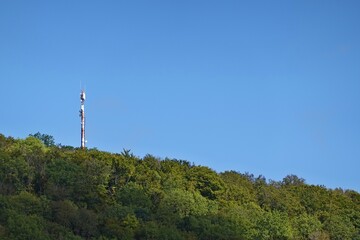 Obraz premium Sendemast im Wald