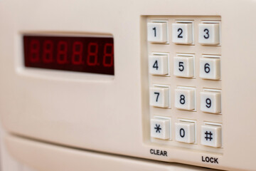 施錠用のテンキーを備えた金庫