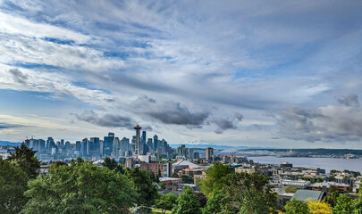 Fototapeta premium Seattle Washington Skyline with Clouds and Mount Rainier
