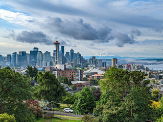 Obraz premium Seattle Washington Skyline with Clouds and Mt Rainier