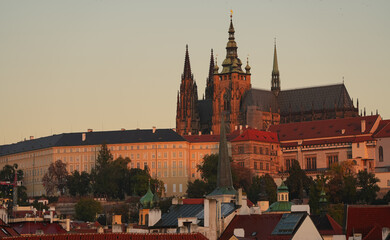Obraz premium Sunrise over Prague Castle and Saint Vitus Cathedral, amazing warm autumn light early in the morning. Travel to Czech republic.