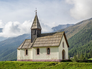 Fototapeta na wymiar chapel in Kurzras in South Tyrol