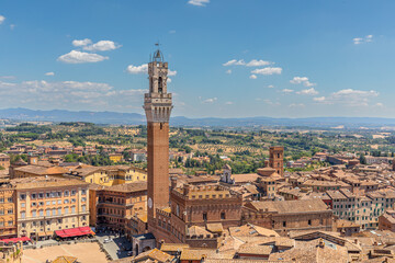 Fototapeta na wymiar Vue sur le Palazzo Pubblico et la Torre del Mangia, à Sienne, Italie, depuis le Facciatone