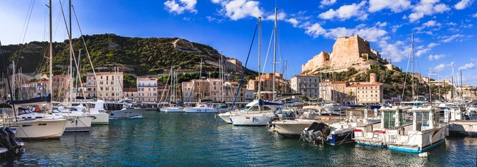 Schilderijen op glas Bonifaccio town, Corsica island. view of marina with sailing boats and castle. popular tourist destination © Freesurf