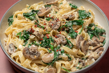 Creamy mushroom and spinach pasta
