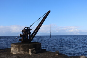 Grue de levage au bord de l'océan