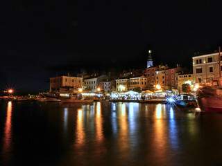 Fototapeta na wymiar Langzeitbelichtung vom kroatischen Ort Rovinj an der Adria bei Nacht
