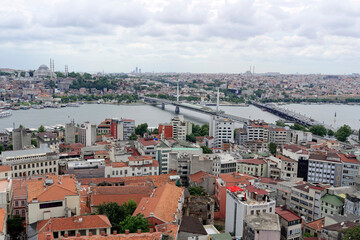 Fototapeta na wymiar Ausblick vom Galataturm auf Brücken über Bosporus, Istanbul, europäischer Teil, Türkei, Asien