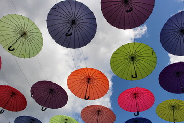 Fototapeta na wymiar 하늘에 걸려 있는 우산 umbrella hanging in the sky