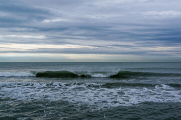 Fototapeta na wymiar Bord de mer par une matinée nuageuse