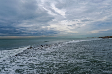 Bord de mer par un jour nuageux