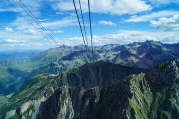 Dans un téléphérique en altitude, au dessus des montagnes Hautes Pyrénées