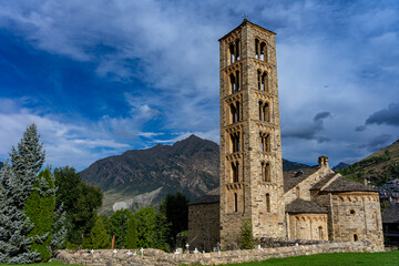 Sommerurlaub in den spanischen Pyrenäen: Sant Climent de Taüll, eine frühromanische Kirche im Vall de Boi - UNESCO, Welterbe - obrazy, fototapety, plakaty