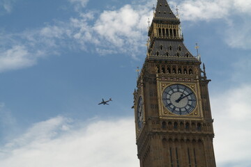 Big Ben mit Flugzeug