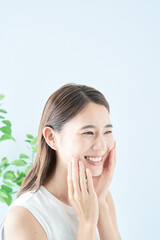 肌の状態を確かめる若い女性