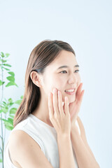 肌の状態を確かめる若い女性