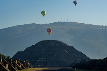 Fototapeta na wymiar Teotihuacán y globos aerostáticos