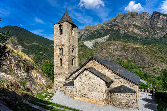 Sommerurlaub in den spanischen Pyren&auml;en: Sant Joan de Bo&iacute;, eine fr&uuml;hromanische Kirche im Vall de Boi, Innenaufnahme - UNESCO, Welterbe
