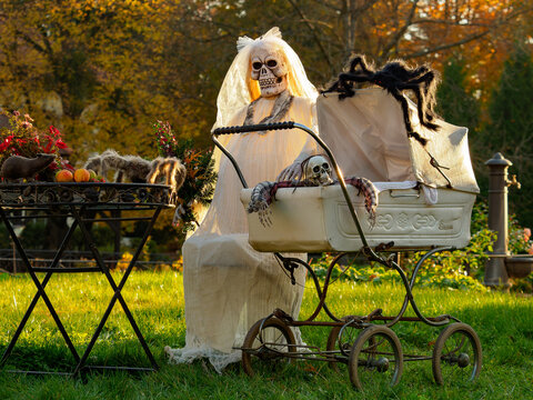 Halloween - Skeleton Bride With Baby