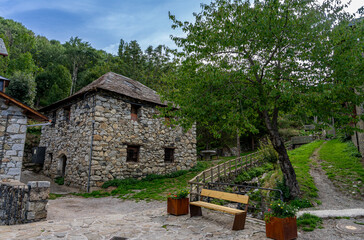 Fototapeta na wymiar Sommerurlaub in den spanischen Pyrenäen: Das ursprüngliche Dorf Taüll mit seinen typischen Steinhäusern