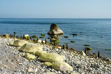 Ostseeinsel Rügen Sassnitz steinige Felsküste mit Kreidefelsen auf dem Weg zur Stubbenkammer
