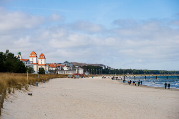 Ostseeinsel Rügen an einem sonnigen Winternachmittag Spaziergänger am herrlichen langen Sandstrand