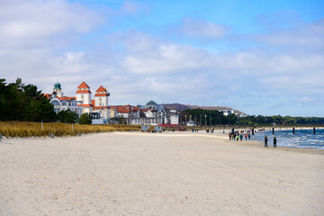 Ostseeinsel Rügen an einem sonnigen Winternachmittag Spaziergänger am herrlichen langen Sandstrand