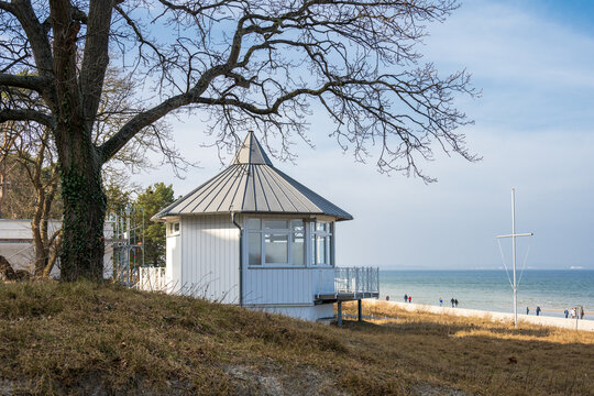 Ostseeinsel Rügen an einem sonnigen Wintertag an der Strandpromenade, das Gebäude der DLRG Rettungsstation