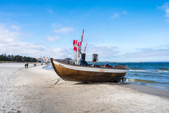 Ostseebad Binz an einem sonnigen Winternachmittag ein Fischerboot liegt am Strand
