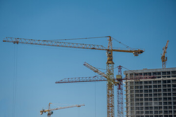 Lifting cranes in the construction of residential buildings