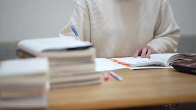 ノートパソコンを使って勉強する女性