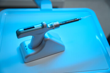 Dental gun for treatment and filling of root canals