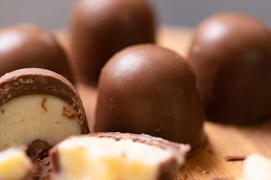 bombom ou trufa de chocolate recheada com cupua&ccedil;u em fotografia macro. Comida brasileira, sobremesa.