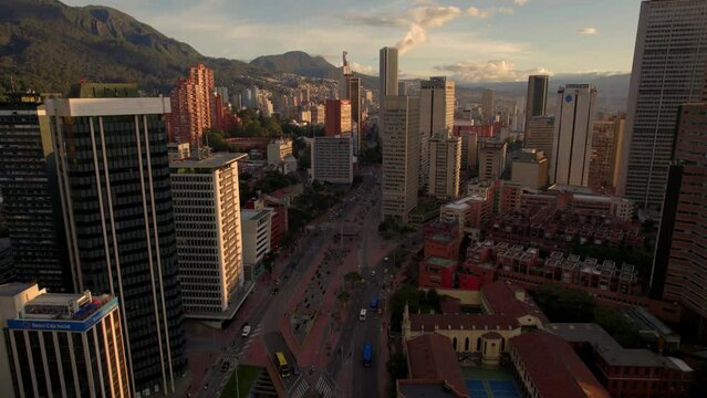 Paisaje urbano en una tarde soleada en la ciudad de Bogot&aacute; (Colombia), pais latinoamericano