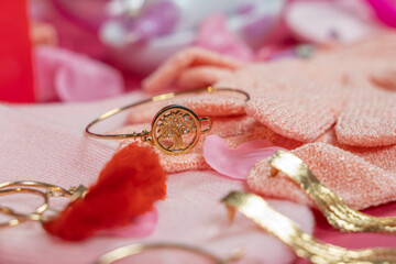 bijoux sur une table de loge de femme rose