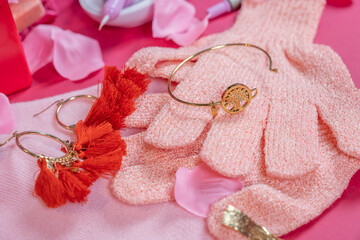 bijoux dorés et rouge dans un décor rose féminin et girly