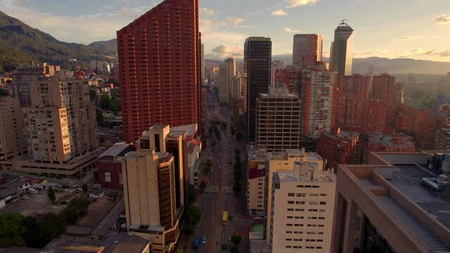 Paisaje urbano en una tarde soleada en la ciudad de Bogot&aacute; (Colombia), pais latinoamericano