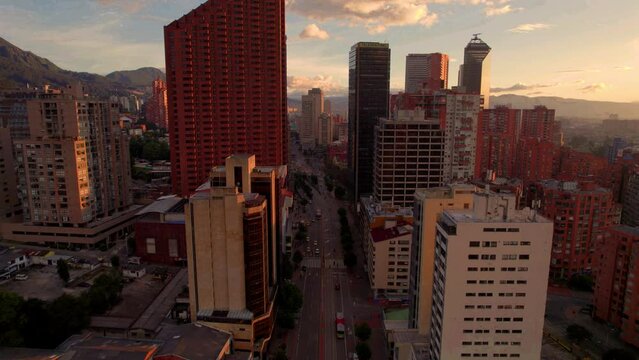 Paisaje urbano en una tarde soleada en la ciudad de Bogotá (Colombia), pais latinoamericano